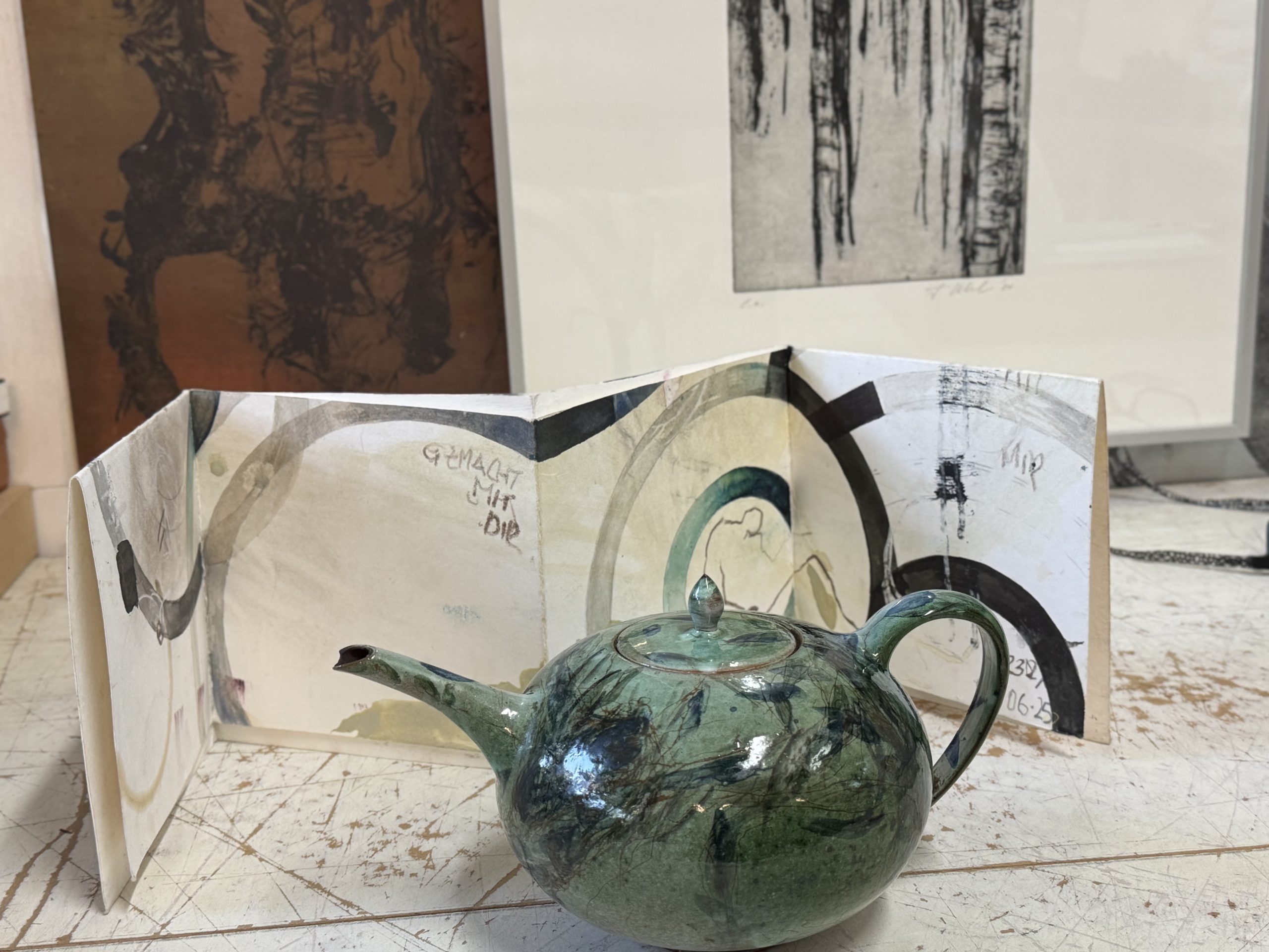 Double-folded Naveganças, September 2025. Studio Franziska Uhl, Kunice, Poland. Ceramic teapot by Franziska Uhl.